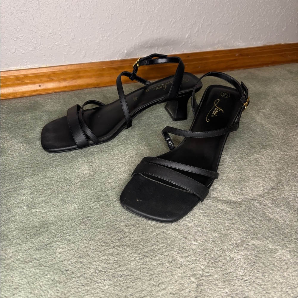 Fioni size 9.5 Black Strappy Sandals